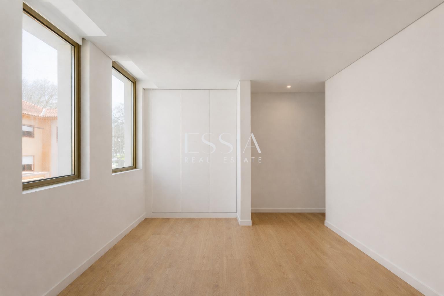 Moradia T4 Triplex com terraço, jardim e piscina no centro de Matosinhos Sul