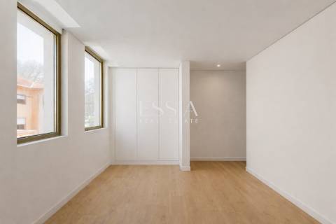 Moradia T4 Triplex com terraço, jardim e piscina no centro de Matosinhos Sul