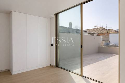 Moradia T4 Triplex com terraço, jardim e piscina no centro de Matosinhos Sul