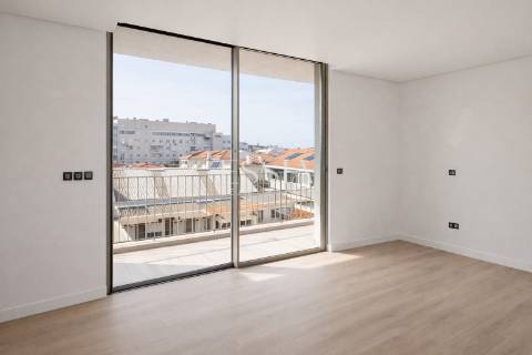 Moradia T4 Triplex com terraço, jardim e piscina no centro de Matosinhos Sul