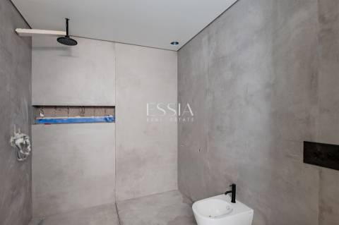 Moradia T4 Triplex com terraço, jardim e piscina no centro de Matosinhos Sul