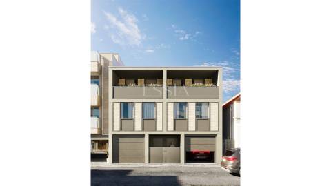 Moradia T4 Triplex com terraço, jardim e piscina no centro de Matosinhos Sul