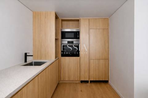 Moradia T4 Triplex com terraço, jardim e piscina no centro de Matosinhos Sul