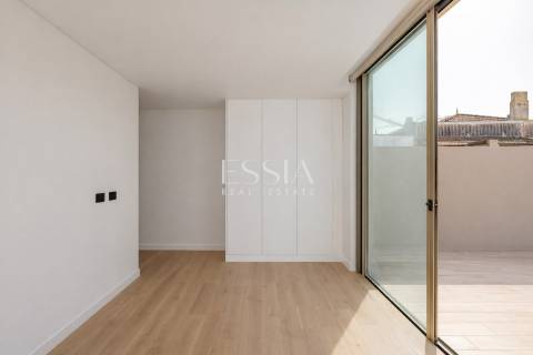 Moradia T4 Triplex com terraço, jardim e piscina no centro de Matosinhos Sul