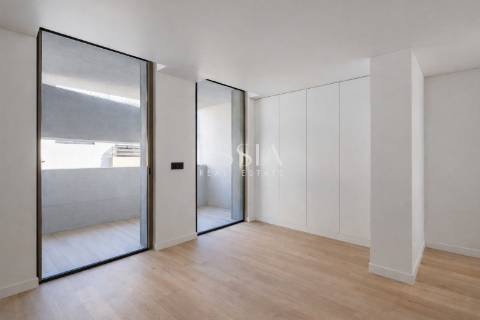 Moradia T4 Triplex com terraço, jardim e piscina no centro de Matosinhos Sul