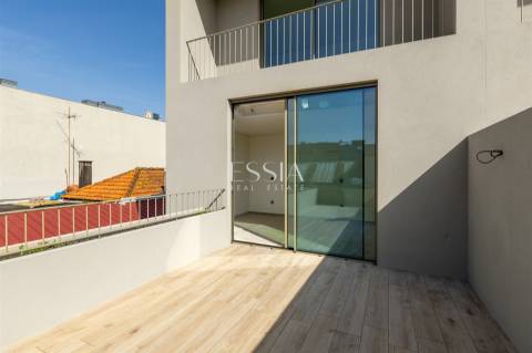 Moradia T4 Triplex com terraço, jardim e piscina no centro de Matosinhos Sul