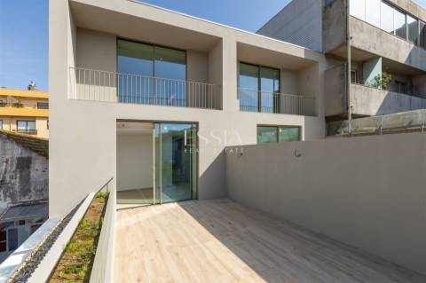 Moradia T4 Triplex com terraço, jardim e piscina no centro de Matosinhos Sul