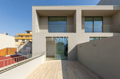 Moradia T4 Triplex com terraço, jardim e piscina no centro de Matosinhos Sul