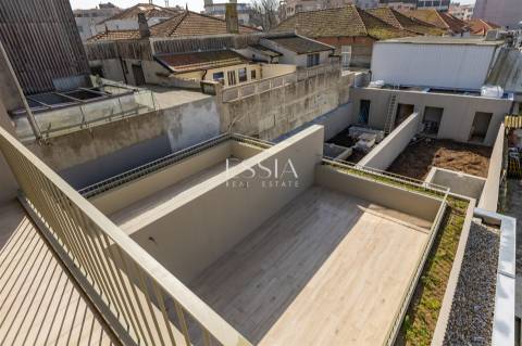 Moradia T4 Triplex com terraço, jardim e piscina no centro de Matosinhos Sul