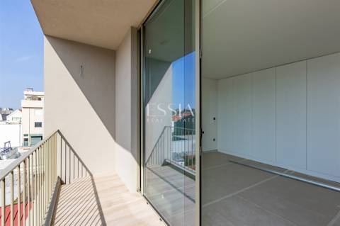 Moradia T4 Triplex com terraço, jardim e piscina no centro de Matosinhos Sul