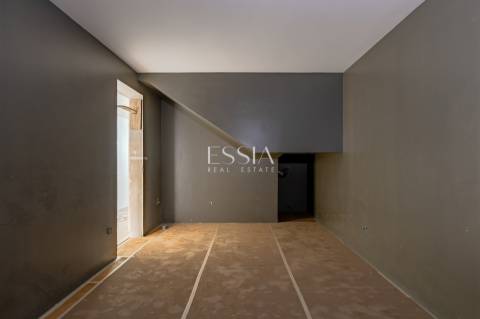 Moradia T4 Triplex com terraço, jardim e piscina no centro de Matosinhos Sul