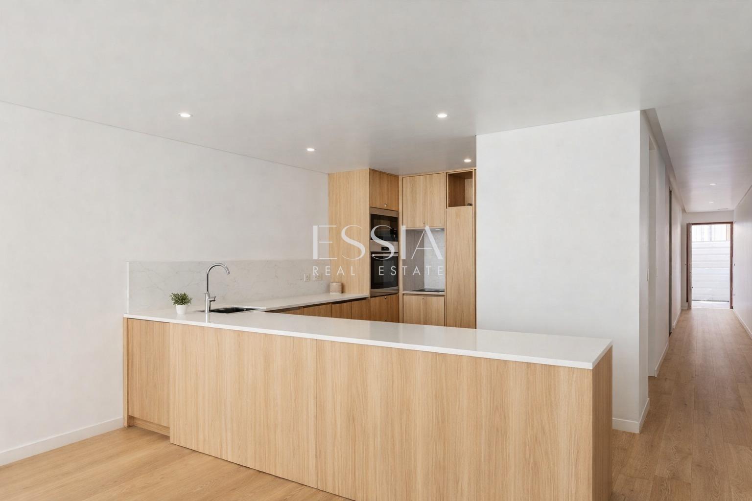 Moradia T4 Triplex com terraço, jardim e piscina no centro de Matosinhos Sul