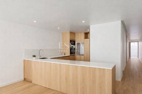 Moradia T4 Triplex com terraço, jardim e piscina no centro de Matosinhos Sul