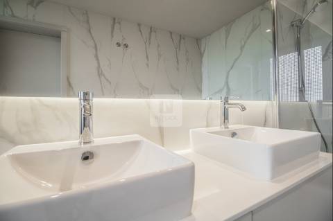 Apartamento T3 com varanda e lugares de garagem nos Jardins D`Arrábida em Vila Nova de Gaia