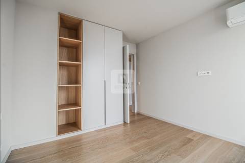 Apartamento T3 com varanda e lugares de garagem nos Jardins D`Arrábida em Vila Nova de Gaia