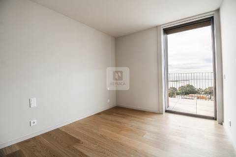 Apartamento T3 com varanda e lugares de garagem nos Jardins D`Arrábida em Vila Nova de Gaia