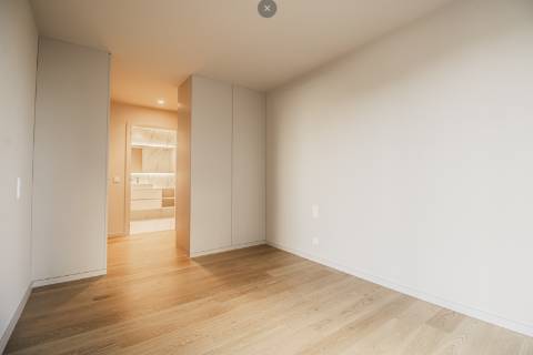 Apartamento T3 com varanda e lugares de garagem nos Jardins D`Arrábida em Vila Nova de Gaia