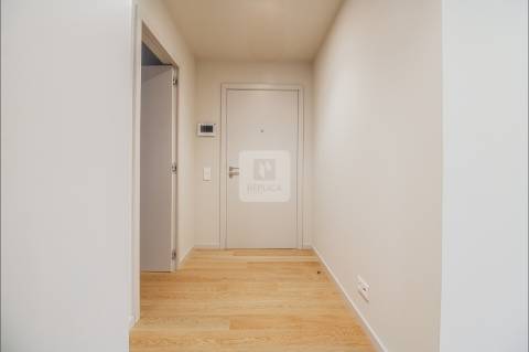 Apartamento T3 com varanda e lugares de garagem nos Jardins D`Arrábida em Vila Nova de Gaia