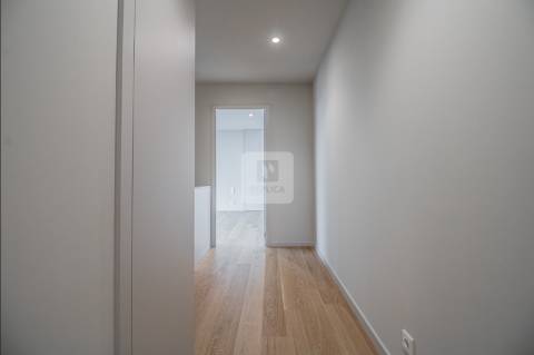 Apartamento T3 com varanda e lugares de garagem nos Jardins D`Arrábida em Vila Nova de Gaia