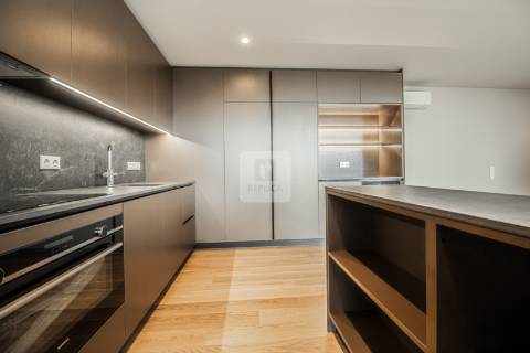 Apartamento T3 com varanda e lugares de garagem nos Jardins D`Arrábida em Vila Nova de Gaia