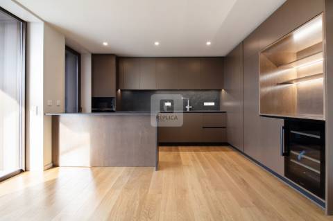 Apartamento T3 com varanda e lugares de garagem nos Jardins D`Arrábida em Vila Nova de Gaia