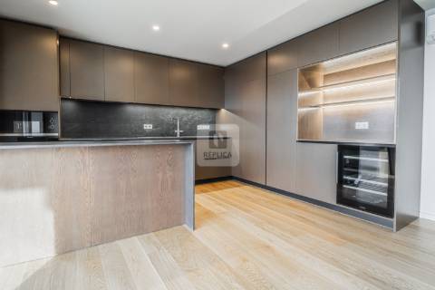 Apartamento T3 com varanda e lugares de garagem nos Jardins D`Arrábida em Vila Nova de Gaia