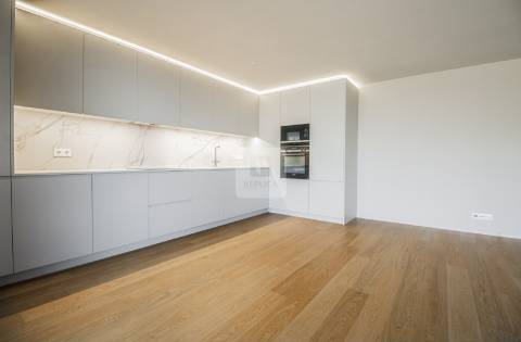 Apartamento T3 com varanda e lugares de garagem nos Jardins D`Arrábida em Vila Nova de Gaia