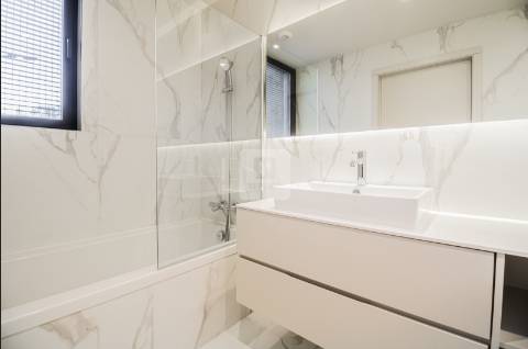 Apartamento T3 com varanda e lugares de garagem nos Jardins D`Arrábida em Vila Nova de Gaia