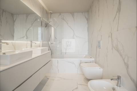 Apartamento T3 com varanda e lugares de garagem nos Jardins D`Arrábida em Vila Nova de Gaia