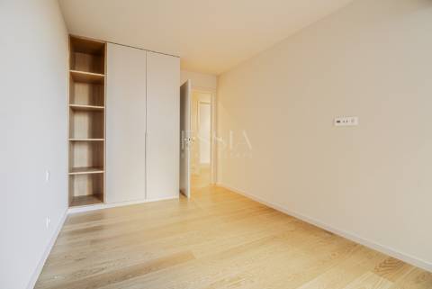 Apartamento T3 com varanda e lugares de garagem nos Jardins D`Arrábida em Vila Nova de Gaia