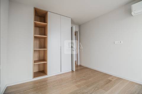 Apartamento T3 com varanda e lugares de garagem nos Jardins D`Arrábida em Vila Nova de Gaia