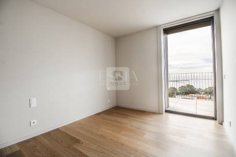 Apartamento T3 com varanda e lugares de garagem nos Jardins D`Arrábida em Vila Nova de Gaia