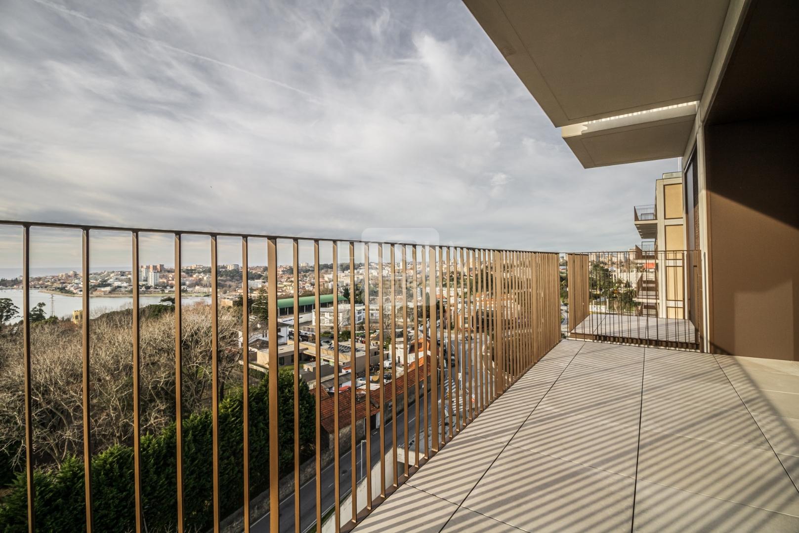 Apartamento T3 com varanda e lugares de garagem nos Jardins D`Arrábida em Vila Nova de Gaia