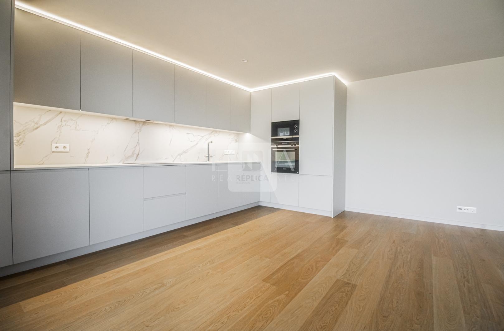 Apartamento T3 com varanda e lugares de garagem nos Jardins D`Arrábida em Vila Nova de Gaia