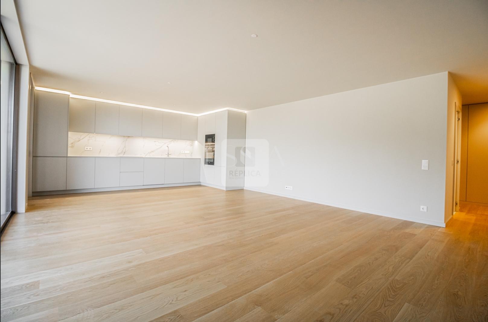 Apartamento T3 com varanda e lugares de garagem nos Jardins D`Arrábida em Vila Nova de Gaia