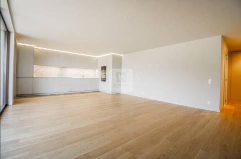 Apartamento T3 com varanda e lugares de garagem nos Jardins D`Arrábida em Vila Nova de Gaia