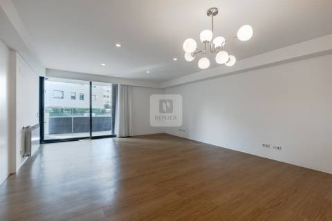 Apartamento T3  com varanda e garagem box ao Pinheiro Manso