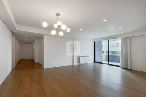 Apartamento T3  com varanda e garagem box ao Pinheiro Manso