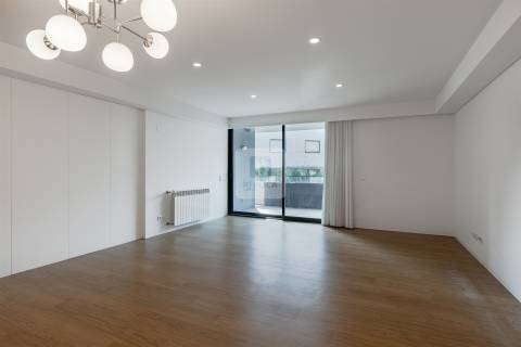 Apartamento T3  com varanda e garagem box ao Pinheiro Manso