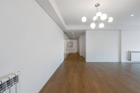 Apartamento T3  com varanda e garagem box ao Pinheiro Manso