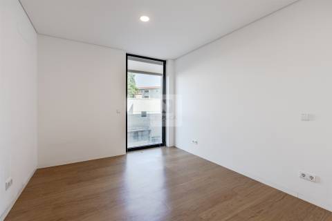 Apartamento T3  com varanda e garagem box ao Pinheiro Manso