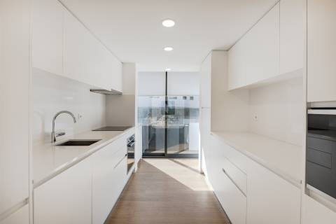 Apartamento T3  com varanda e garagem box ao Pinheiro Manso