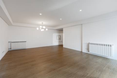 Apartamento T3  com varanda e garagem box ao Pinheiro Manso