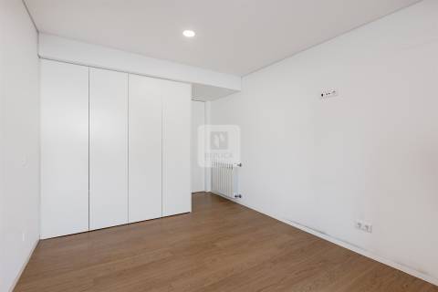 Apartamento T3  com varanda e garagem box ao Pinheiro Manso