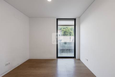 Apartamento T3  com varanda e garagem box ao Pinheiro Manso