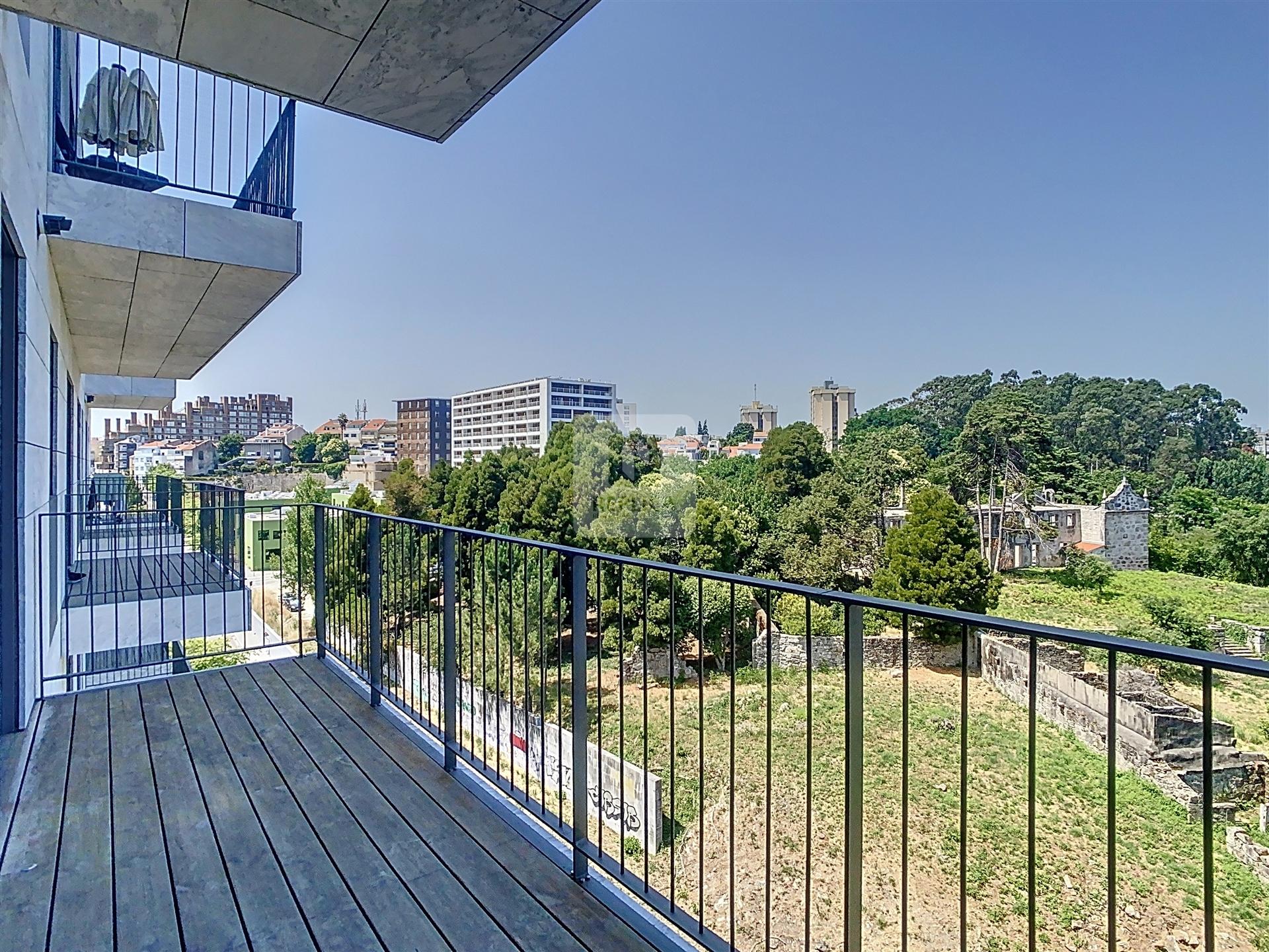Apartamento T2, Antas Green com varanda e garagem