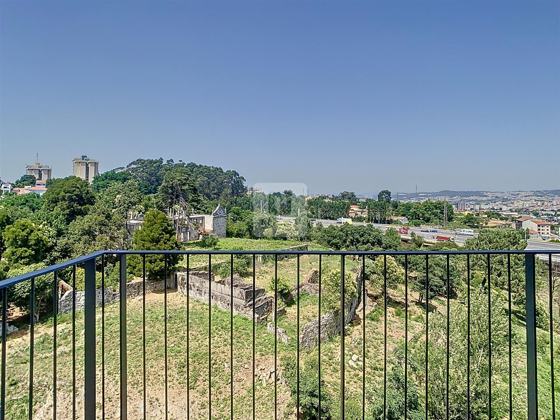 Apartamento T2, Antas Green com varanda e garagem
