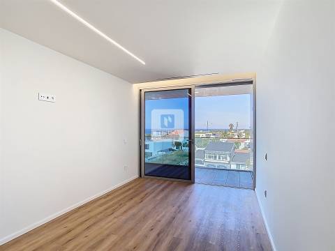 Apartamento T1 Novo com Varanda e Piscina na Praia da Madalena