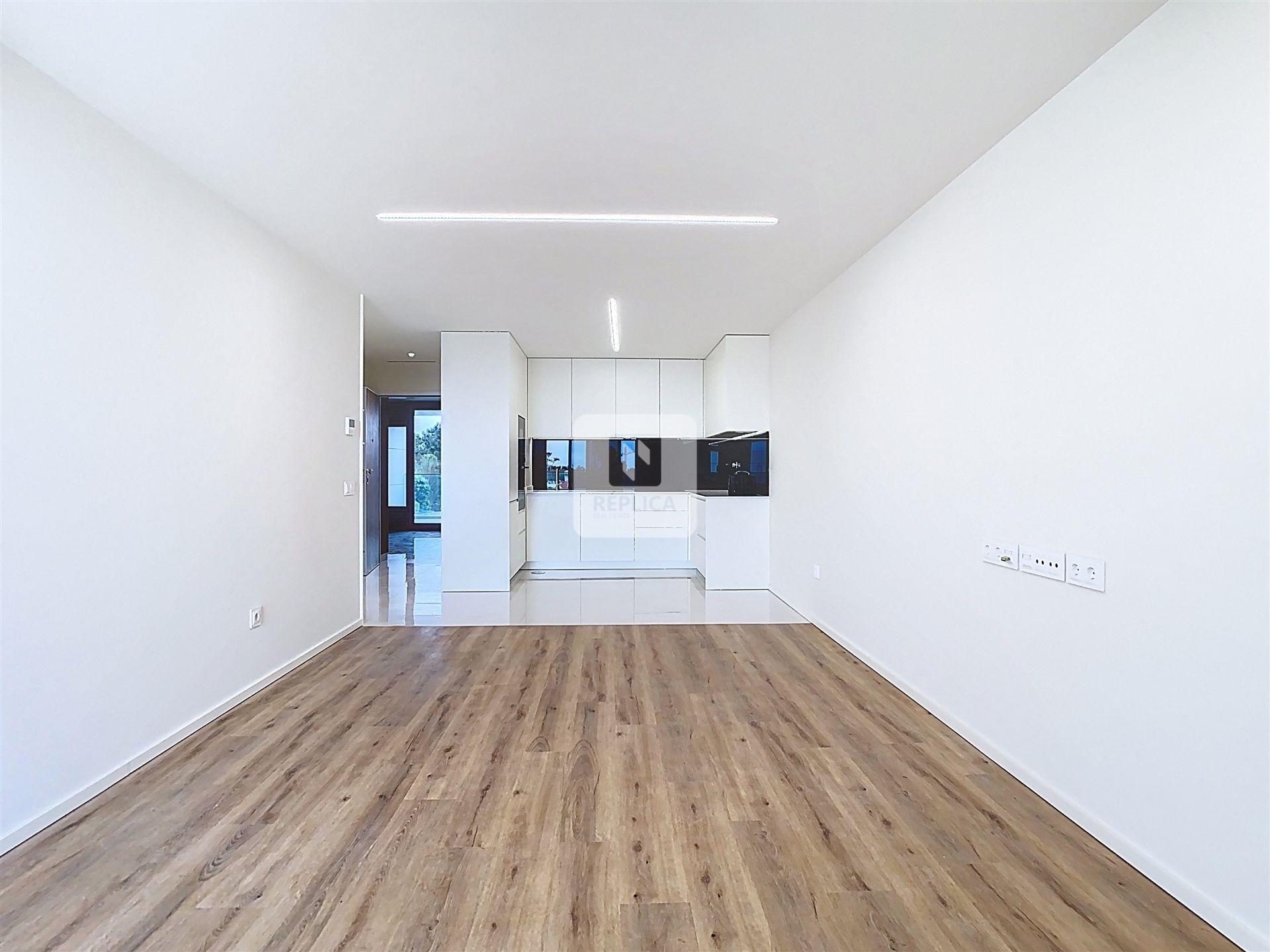 Apartamento T1 Novo com Varanda e Piscina na Praia da Madalena