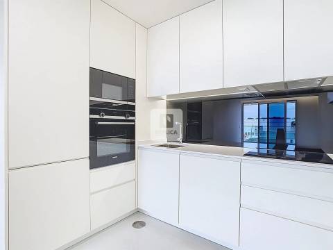 Apartamento T1 Novo com Varanda e Piscina na Praia da Madalena